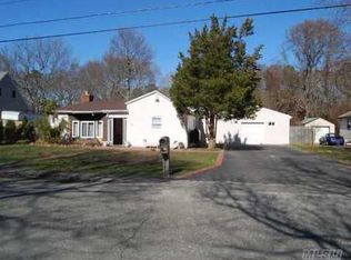 25 Holly Ln, Shirley, NY 11967