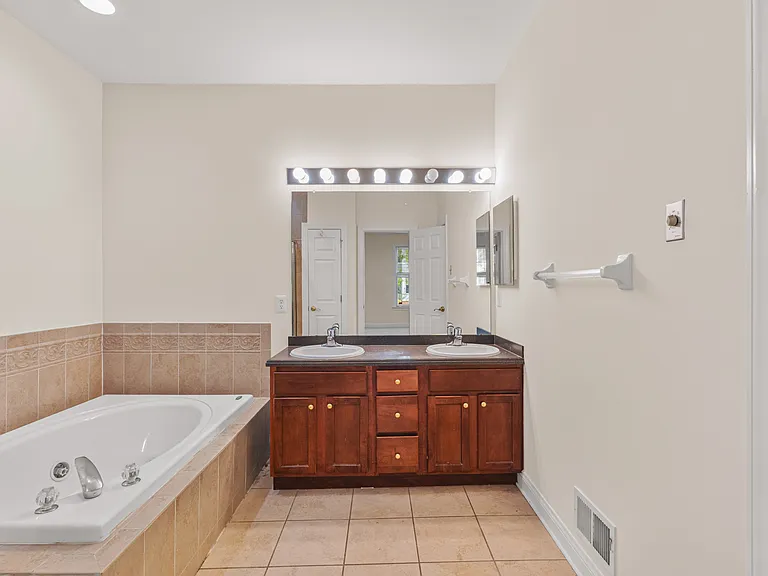 102 Burnet Cres #102 — Photo 44