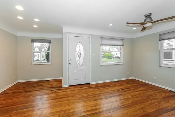 3 bed, 2.0 bath, 1072 sqft, $1,645 — Photo 3