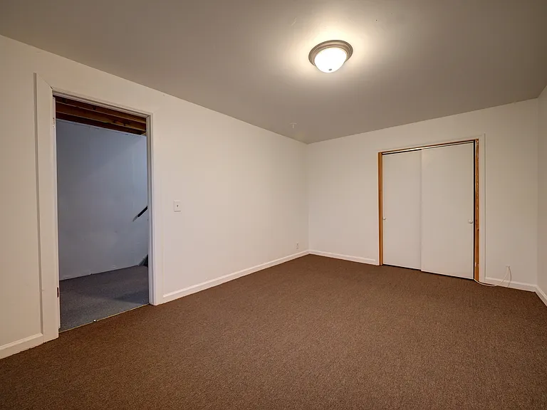 English Village Apartments — Photo 16