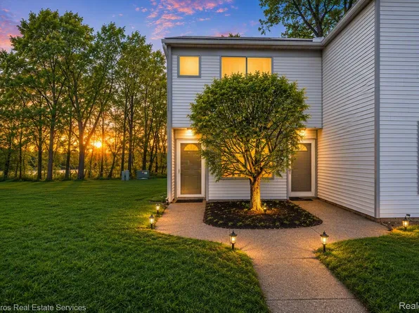 64 Rosebud Ln #C, Mount Clemens, MI 48043