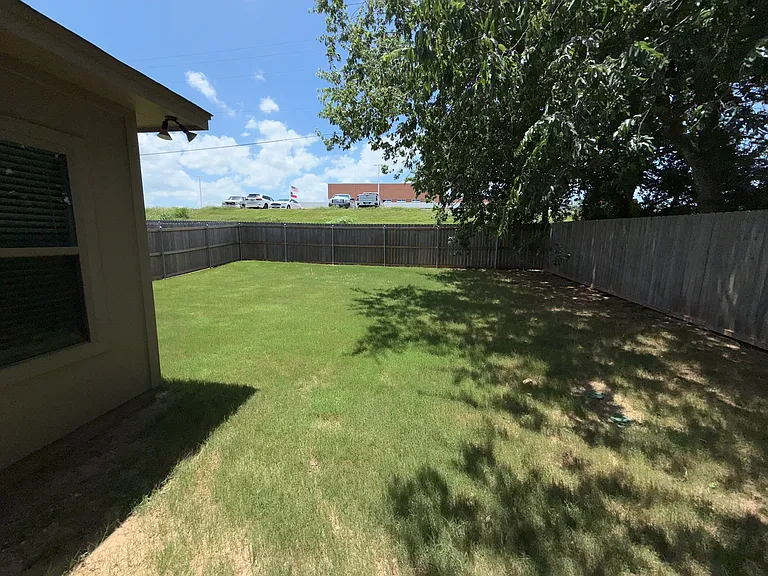 2214 Briar Hollow Dr — Photo 10