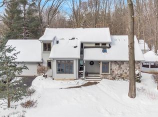 Surrey Dr, Pinckney, MI