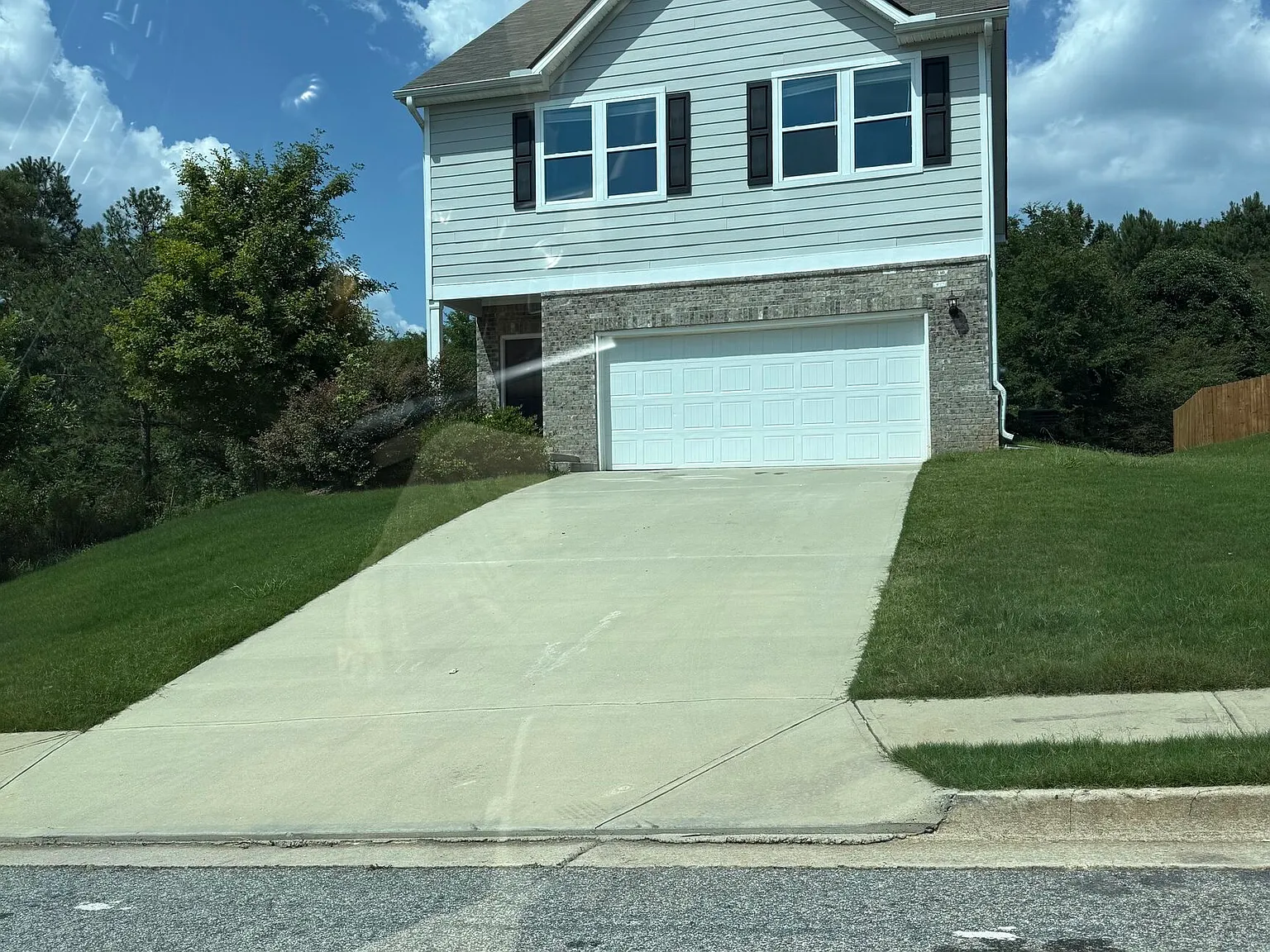 4 bed, 3.0 bath, $2,400 — Photo 1