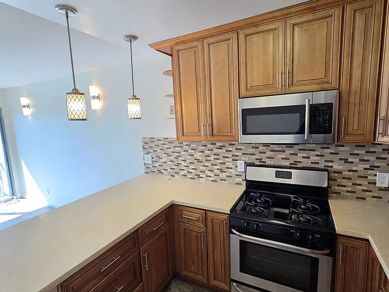 2518 W 5th st — Photo 9