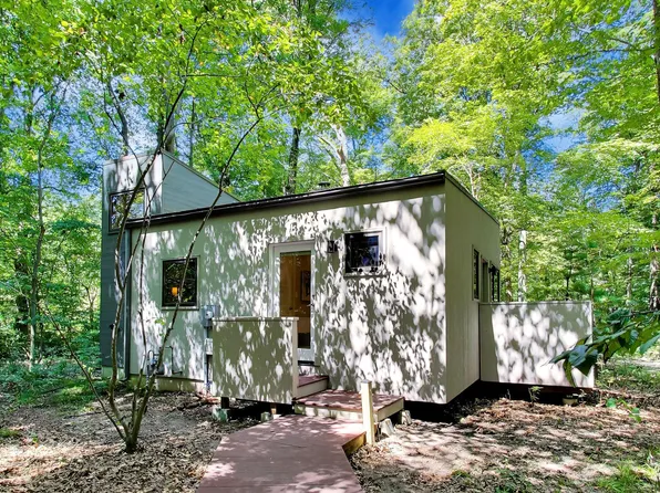 60 Tryon Farm Ln, Michigan City, IN 46360