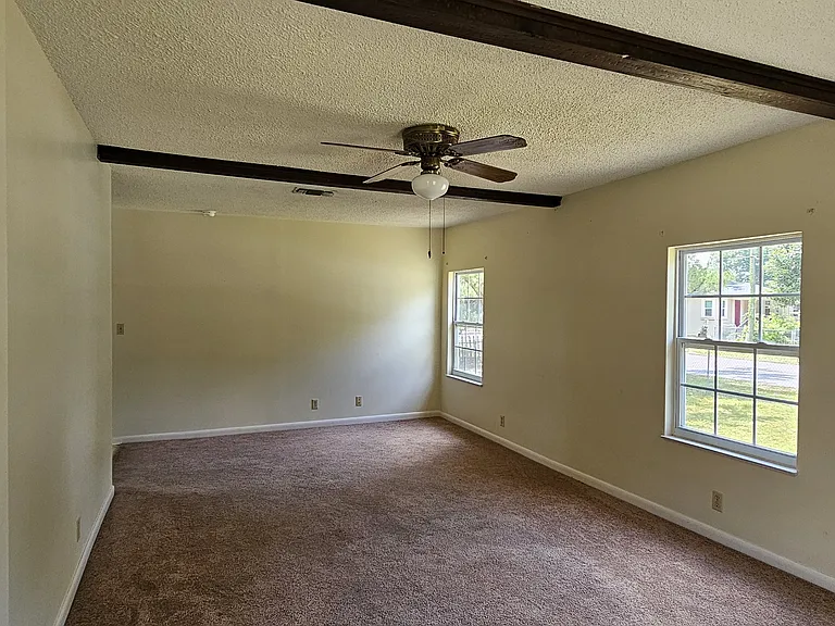 725 Powell Dr — Photo 5