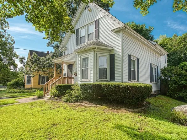 207 Crescent St, Rockland, MA 02370