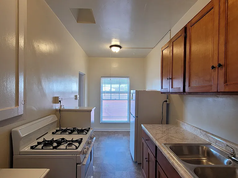 657 Cochran — Photo 73