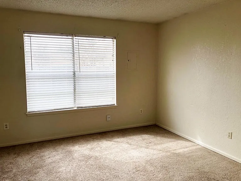 2121 S Loop 289 #B — Photo 9