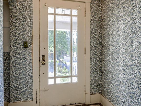 2nd image of 5020 Izard St