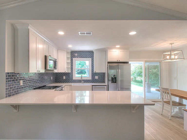 1112 Willoughby Rd — Photo 1