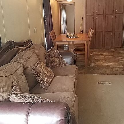 3rd image of 200 NE Cedar St