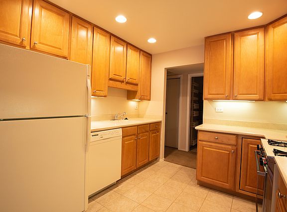 4th image of 600 Berkley Ct Unit W1