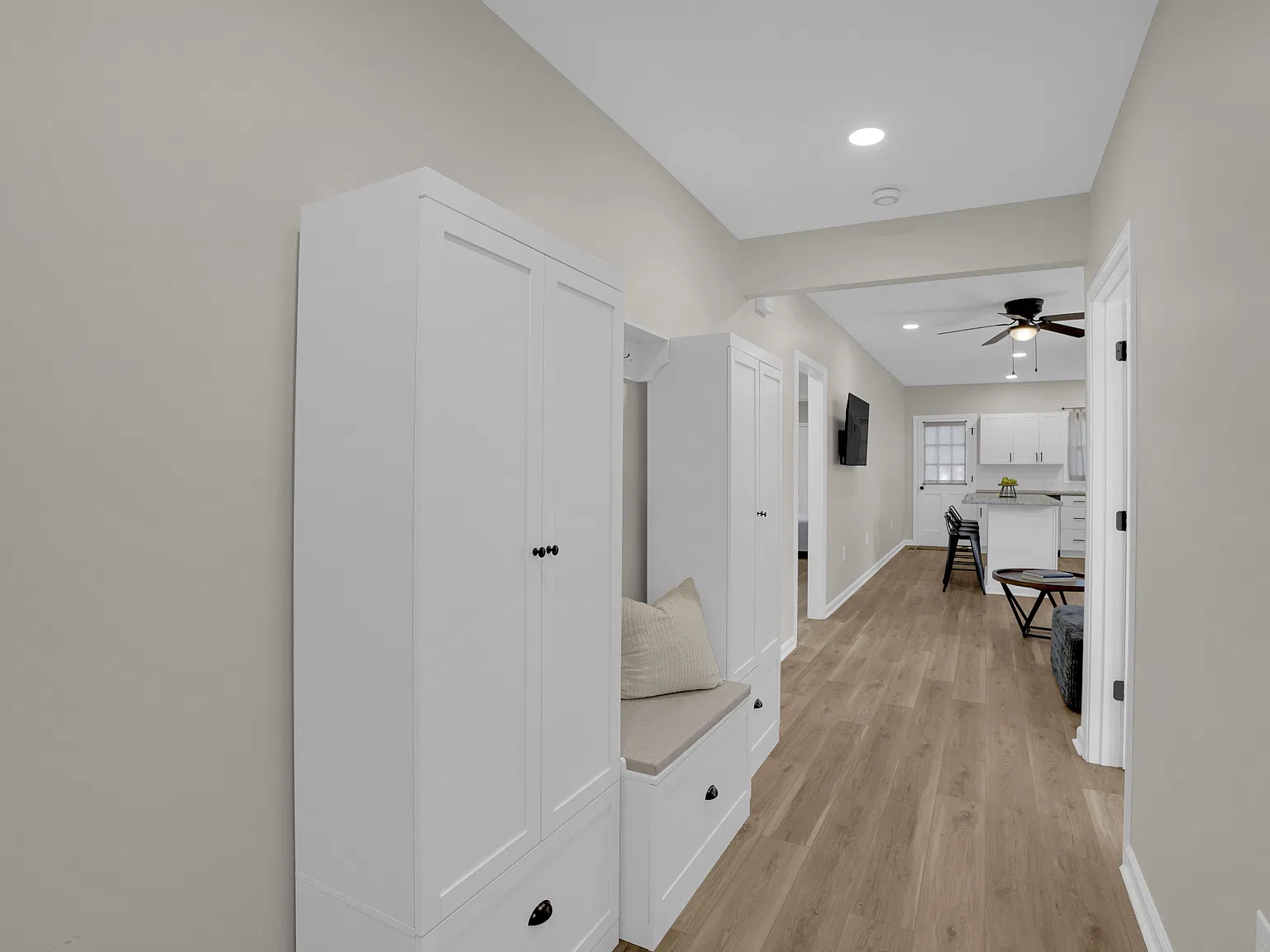 3 bed, 1096 sqft, $3,900 — Photo 2