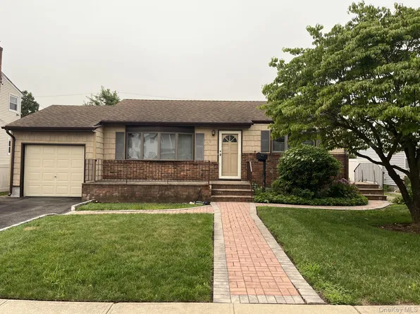 29 Westbury Avenue, Plainview, NY 11803