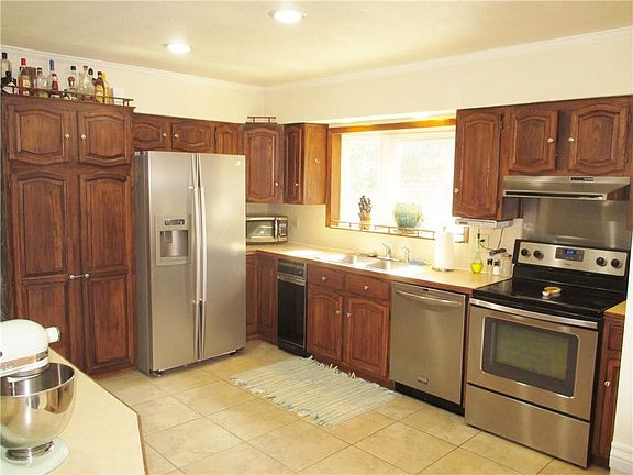 2nd image of 2721 Magnolia Dr