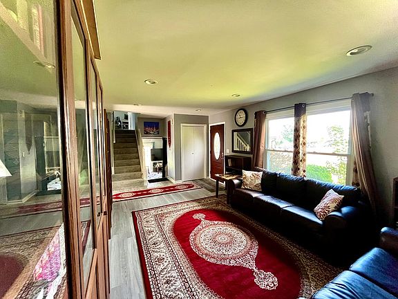 2nd image of 1913 Burr Oak Ln