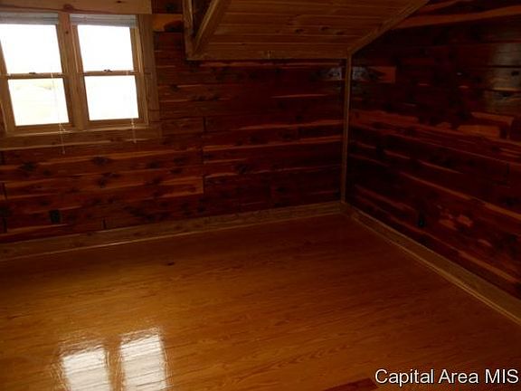3rd image of 410 S Clover Ln