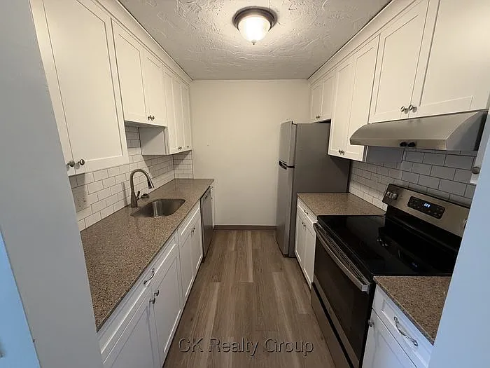 2 bed, 2.0 bath, 996 sqft, $2,500 — Photo 3