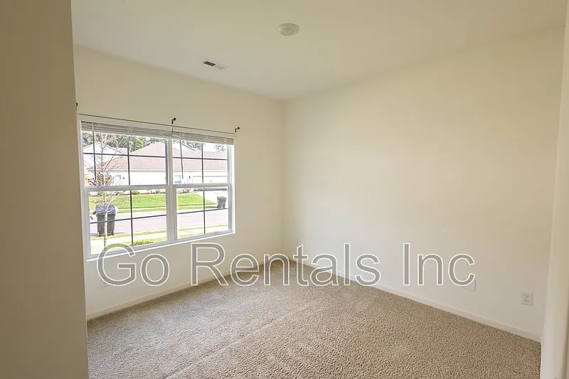 4 bed, 2.0 bath, 1774 sqft, $2,200 — Photo 3