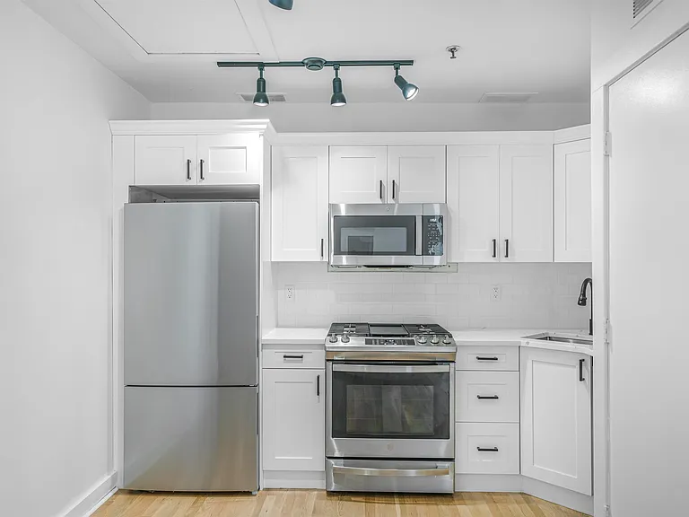 716 Madison St #204 — Photo 2