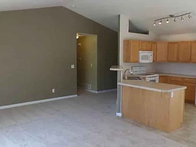 350 Hawthorne Ave — Photo 5
