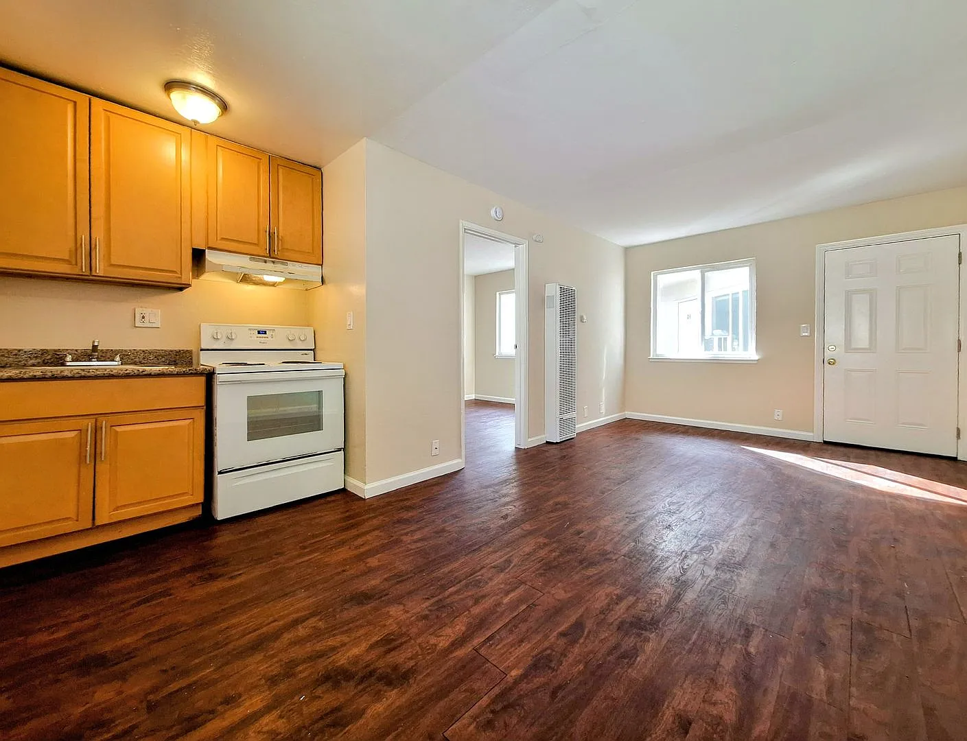 Spacious Second Floor 1bd Remodeled Apartment - Includes Parking & Laundry On-site — Photo 2