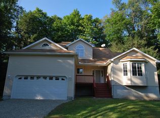 1782 Otsego Ln, Tobyhanna, PA 18466