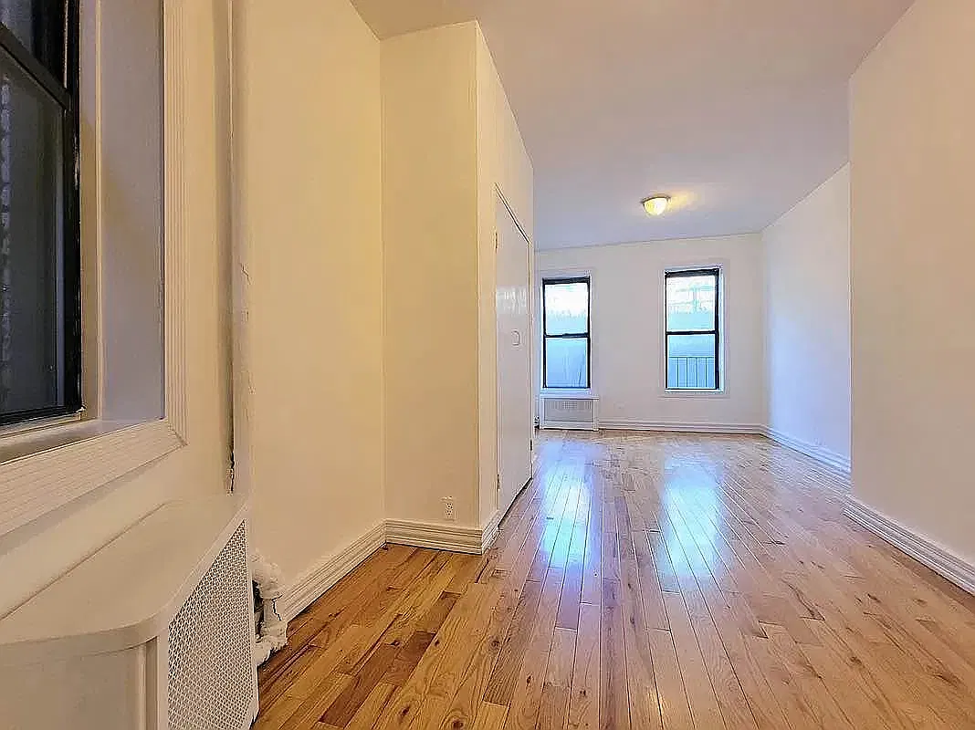 299 10th Avenue — Photo 1