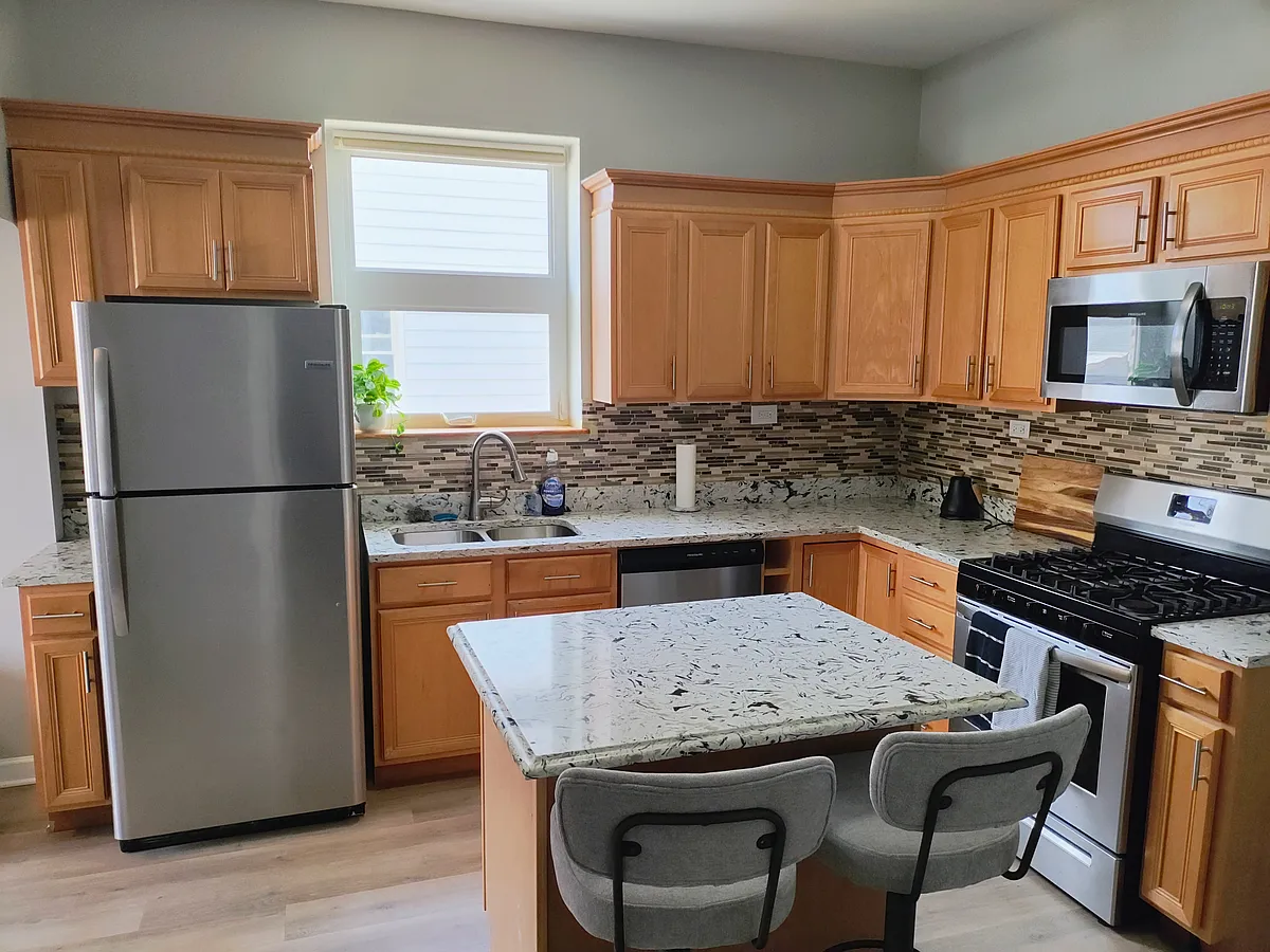 Photo 2 of 7 - 2936 N Ridgeway Ave #1R - Chicago, IL Building Photo - 2936 N Ridgeway Ave #1R