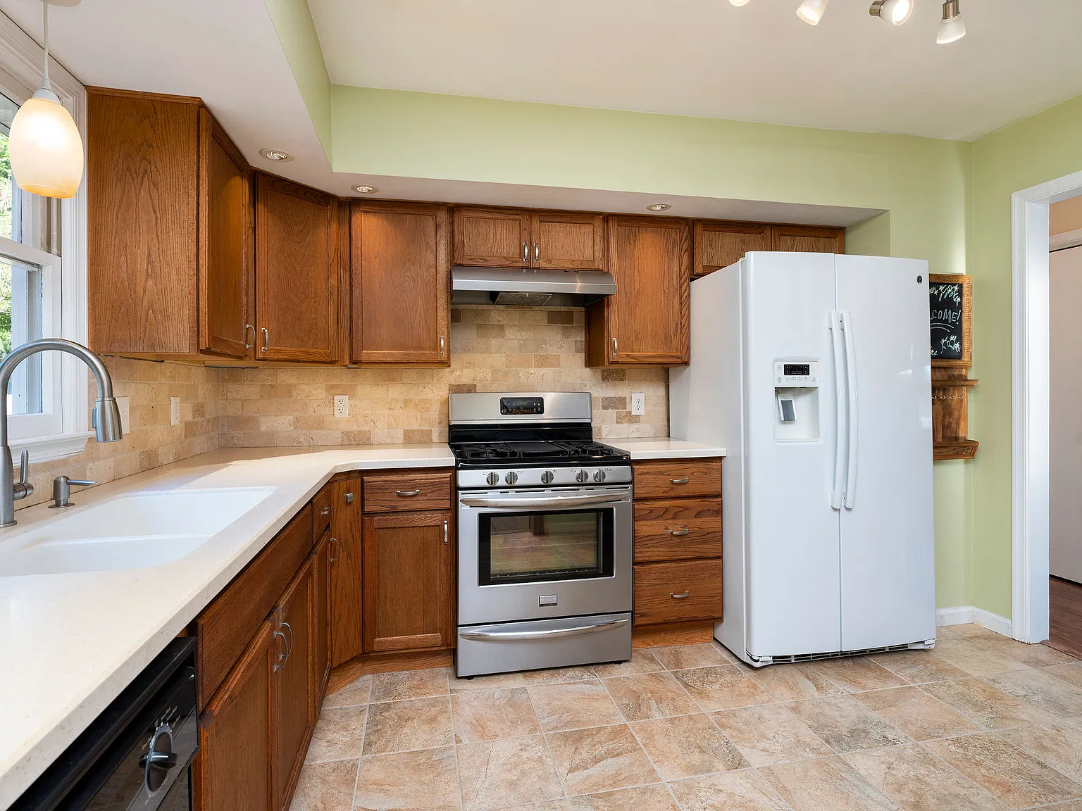 4 bed, 2.5 bath, 1605 sqft, $2,200 — Photo 4