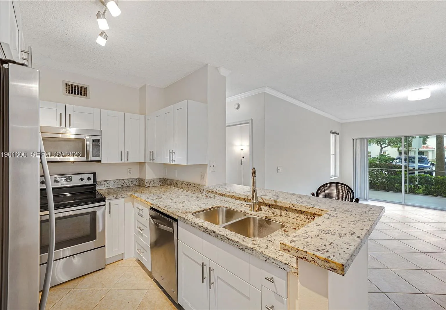 3 bed, 1333 sqft, $2,700 — Photo 2