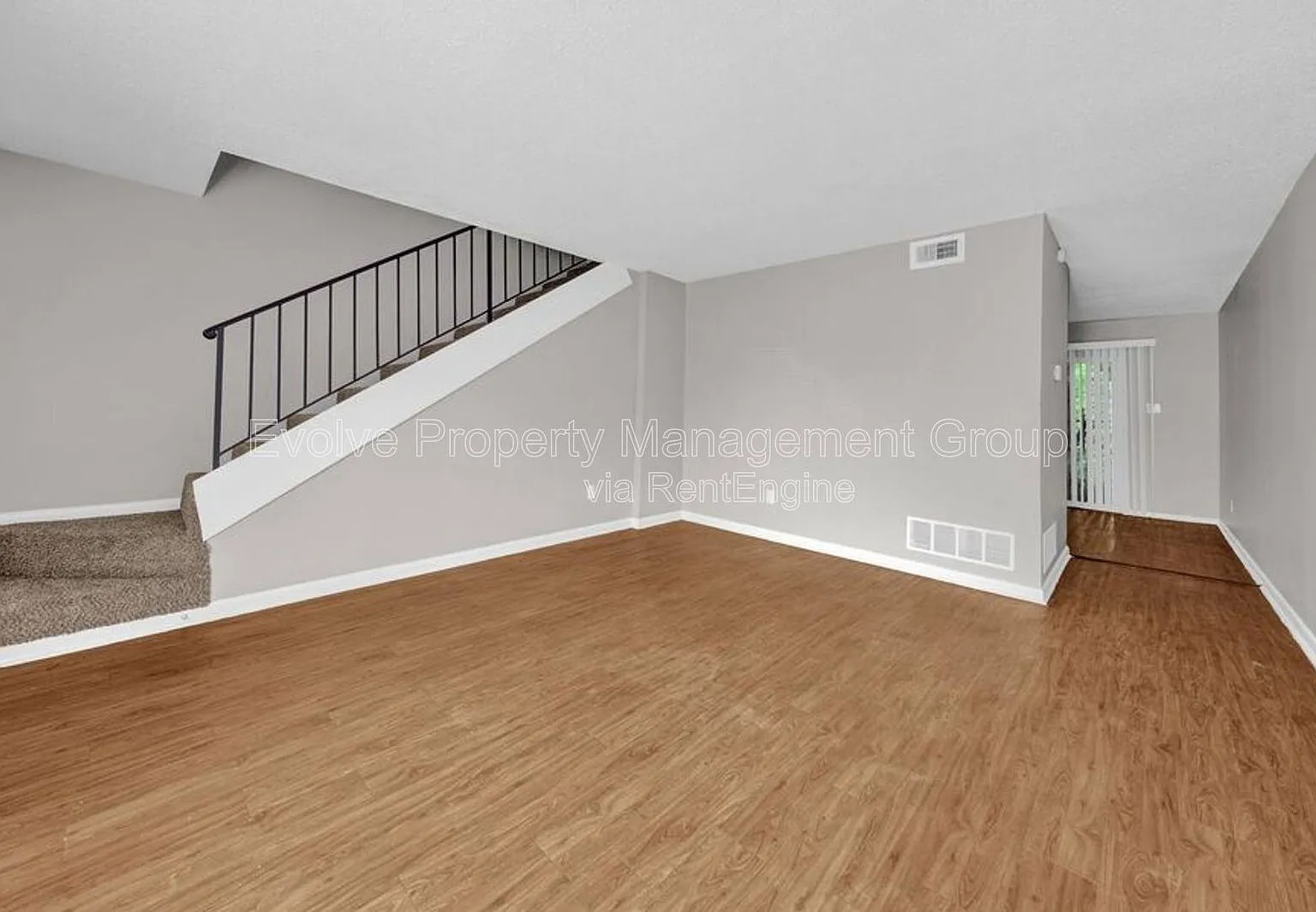 2 bed, 1.5 bath, 1054 sqft, $995 — Photo 2