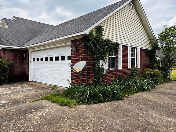 2nd image of 104 Cheyenne Ln