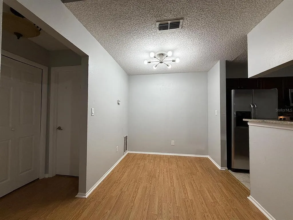 2 bed, 2.0 bath, 918 sqft, $1,900 — Photo 2