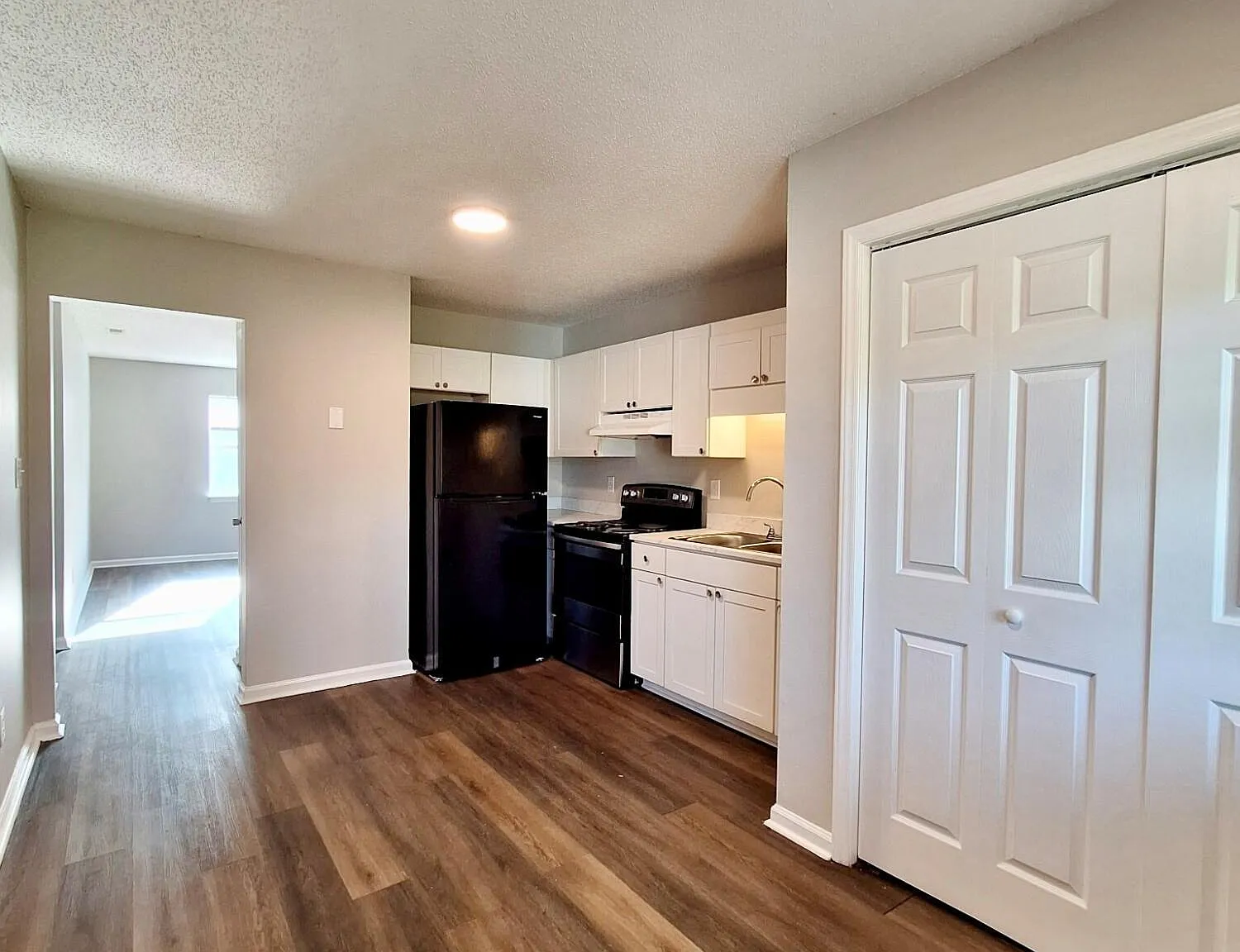 2 bed, 1.0 bath, $900 — Photo 4
