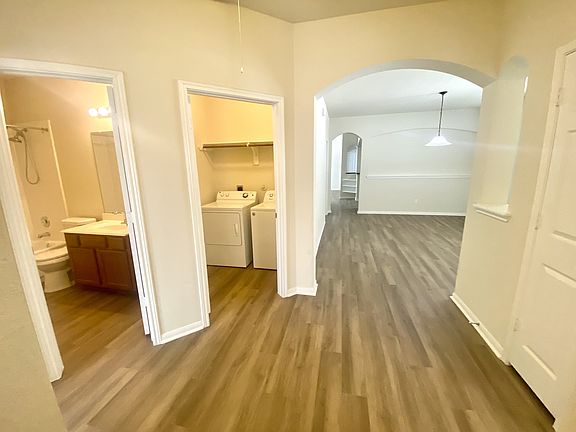 5th image of 1621 Claremont Garden Cir