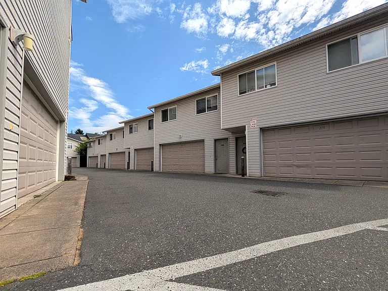 Rowan Grove Apts — Photo 1
