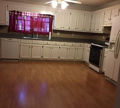 3rd image of 560 Fawn Ln