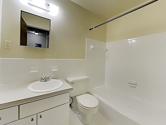 4th image of 550 E Bledsoe St #B22