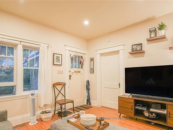 3rd image of 33 Palace St