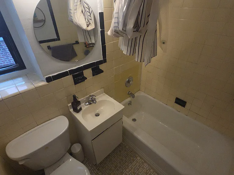 2339 Hudson Ter #B2 — Photo 4