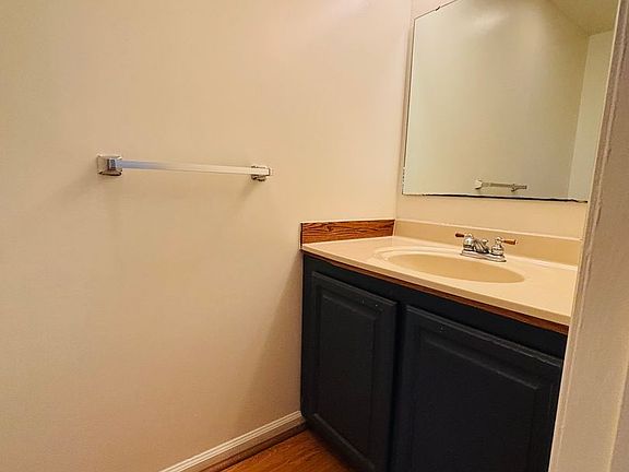 5th image of 953 Lora Ln