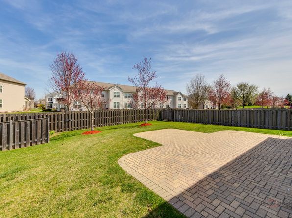 1385 Broadland Dr, Pingree Grove, IL 60140