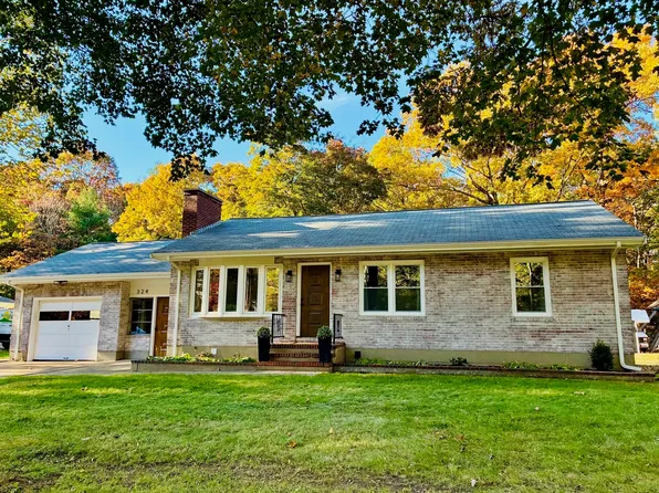 324 Pleasant St, Franklin, MA 02038