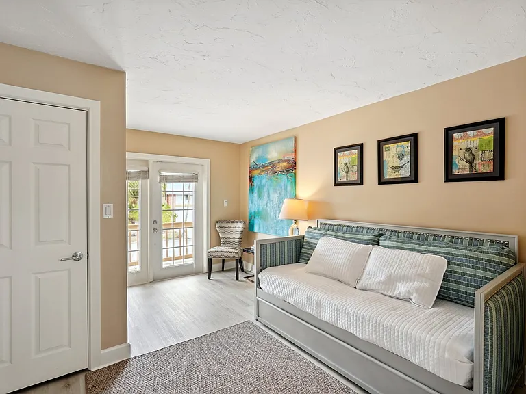 55 N Washington Dr — Photo 38