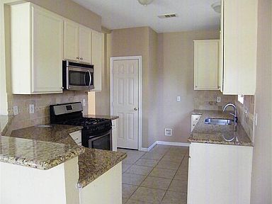 Granite counters and gas range. Great for cooking and entertaining!