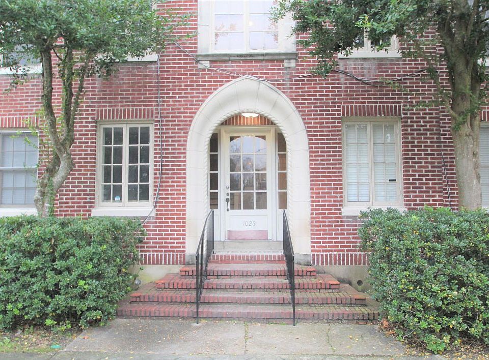 1st image of 2061 Forbes St #8