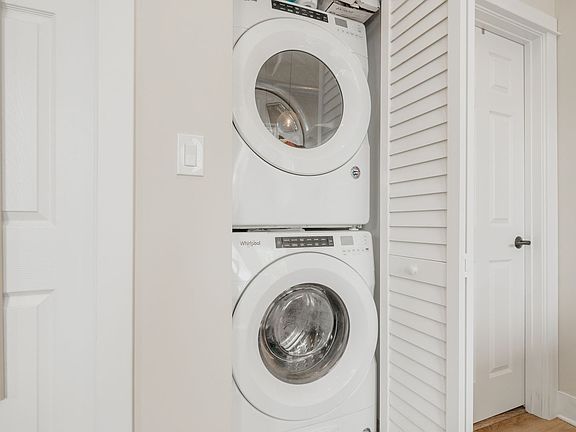 5th image of 1447 W Superior St #204